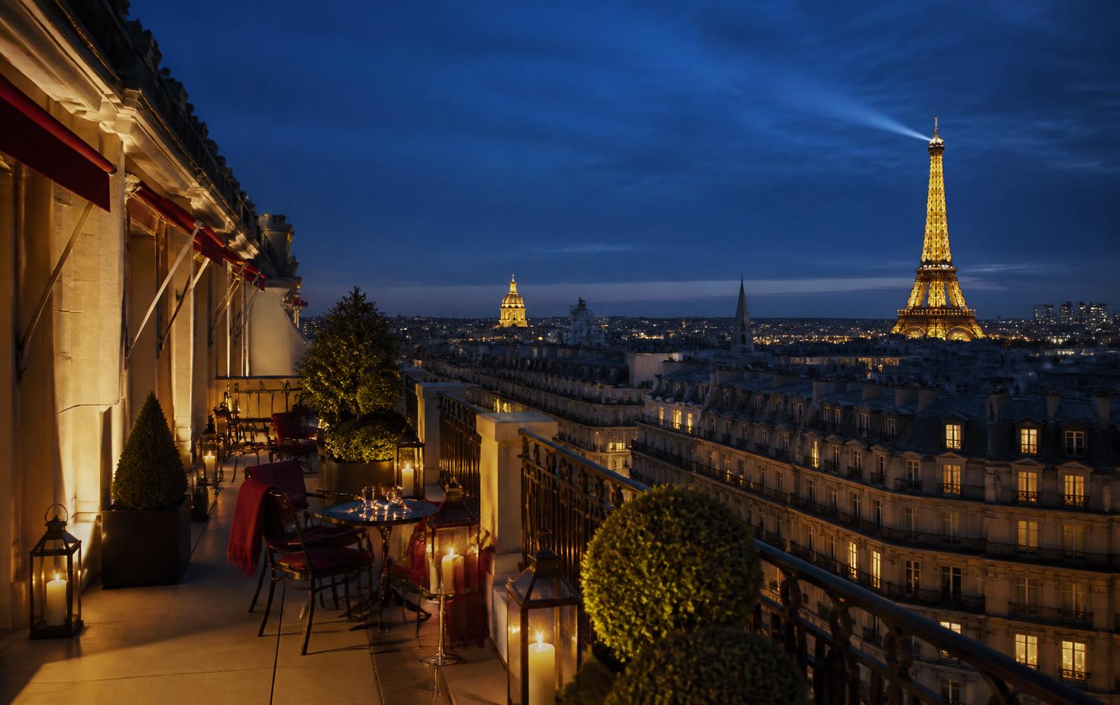 Toits de Paris au coucher du soleil depuis un rooftop d'hôtel